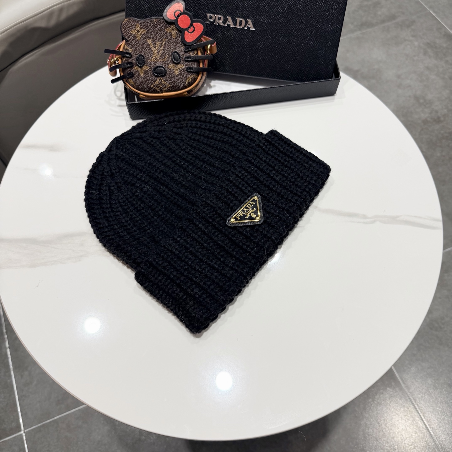 普拉达 Prada 🫓最新三角标 针织帽毛线帽女宽松冷帽，秋冬季保暖加厚 新款护耳针织帽