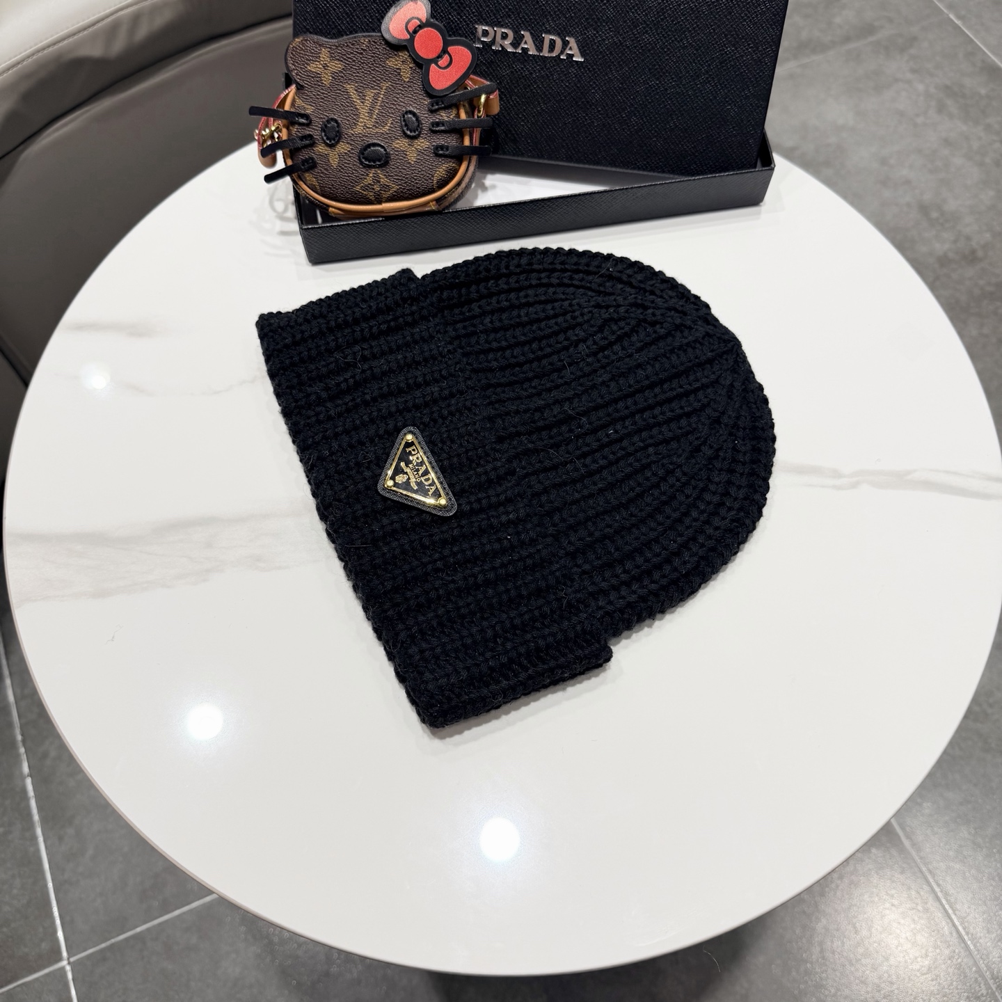 普拉达 Prada 🫓最新三角标 针织帽毛线帽女宽松冷帽，秋冬季保暖加厚 新款护耳针织帽