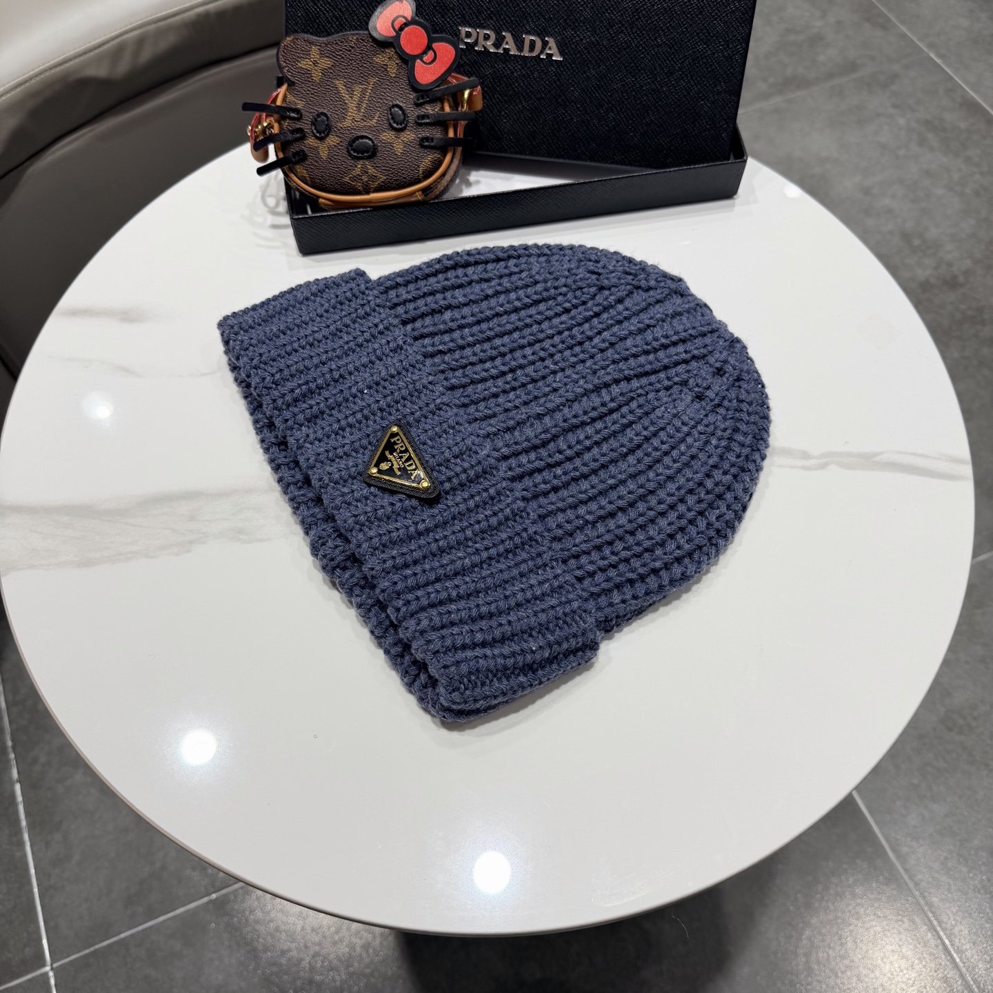 普拉达 Prada 🫓最新三角标 针织帽毛线帽女宽松冷帽，秋冬季保暖加厚 新款护耳针织帽