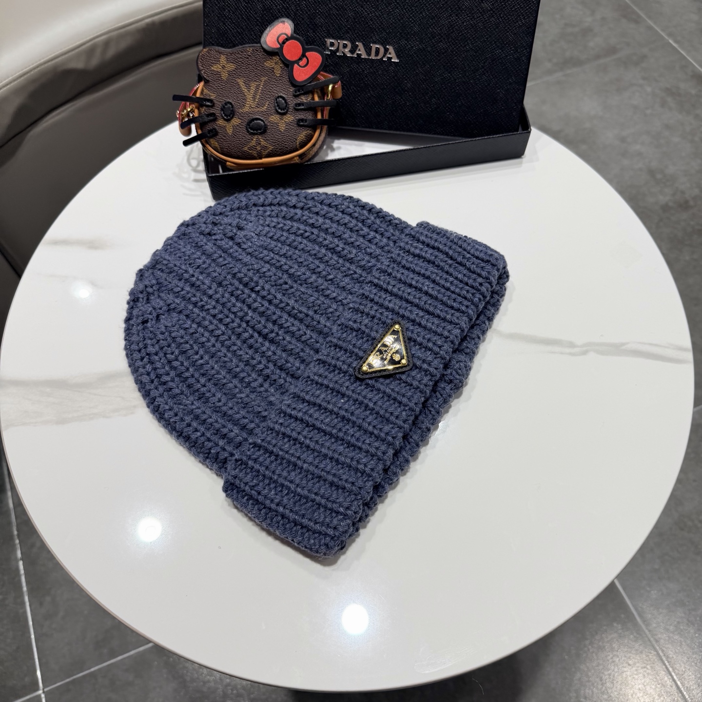 普拉达 Prada 🫓最新三角标 针织帽毛线帽女宽松冷帽，秋冬季保暖加厚 新款护耳针织帽