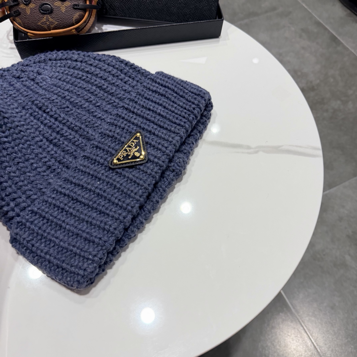 普拉达 Prada 🫓最新三角标 针织帽毛线帽女宽松冷帽，秋冬季保暖加厚 新款护耳针织帽