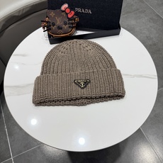 普拉达 Prada 🫓最新三角标 针织帽毛线帽女宽松冷帽,秋冬季保暖加厚 新款护耳针织帽 普拉达 Prada 🫓最新三角标 针织帽毛线帽女宽松冷帽,秋冬季保暖加厚 新款护耳针织帽