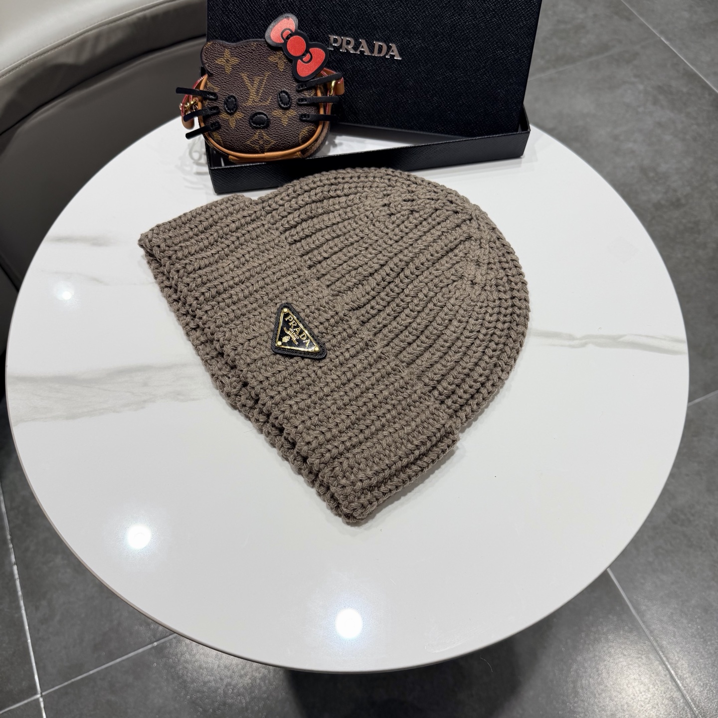 普拉达 Prada 🫓最新三角标 针织帽毛线帽女宽松冷帽，秋冬季保暖加厚 新款护耳针织帽