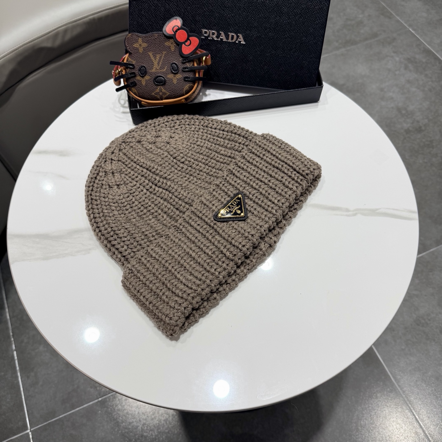 普拉达 Prada 🫓最新三角标 针织帽毛线帽女宽松冷帽，秋冬季保暖加厚 新款护耳针织帽
