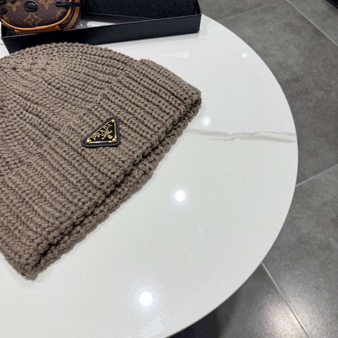 普拉达 Prada 🫓最新三角标 针织帽毛线帽女宽松冷帽，秋冬季保暖加厚 新款护耳针织帽