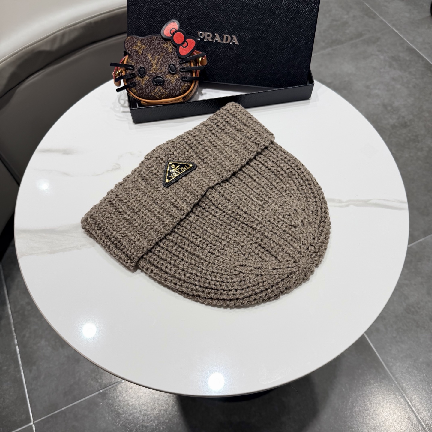 普拉达 Prada 🫓最新三角标 针织帽毛线帽女宽松冷帽，秋冬季保暖加厚 新款护耳针织帽