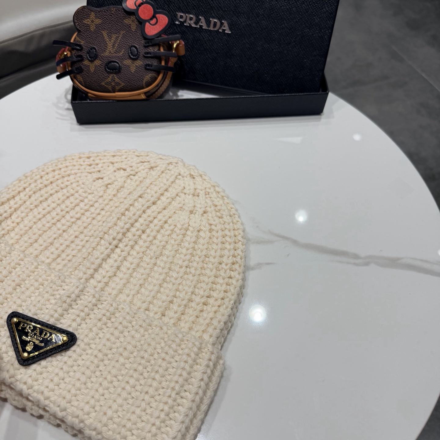 普拉达 Prada 🫓最新三角标 针织帽毛线帽女宽松冷帽，秋冬季保暖加厚 新款护耳针织帽
