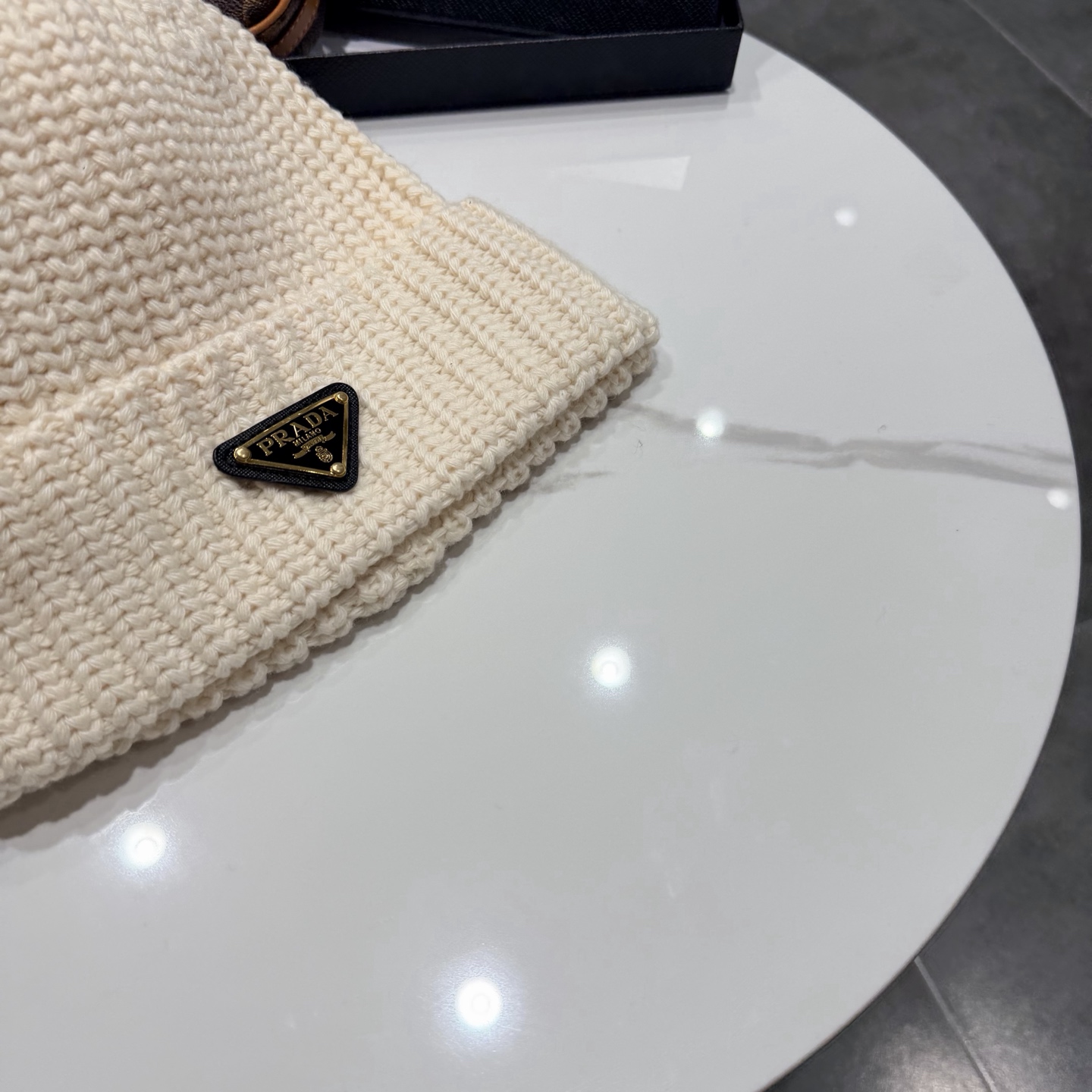 普拉达 Prada 🫓最新三角标 针织帽毛线帽女宽松冷帽，秋冬季保暖加厚 新款护耳针织帽