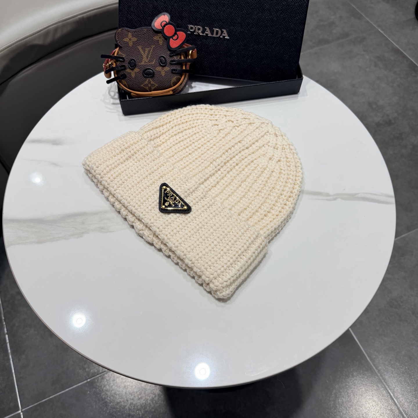 普拉达 Prada 🫓最新三角标 针织帽毛线帽女宽松冷帽，秋冬季保暖加厚 新款护耳针织帽