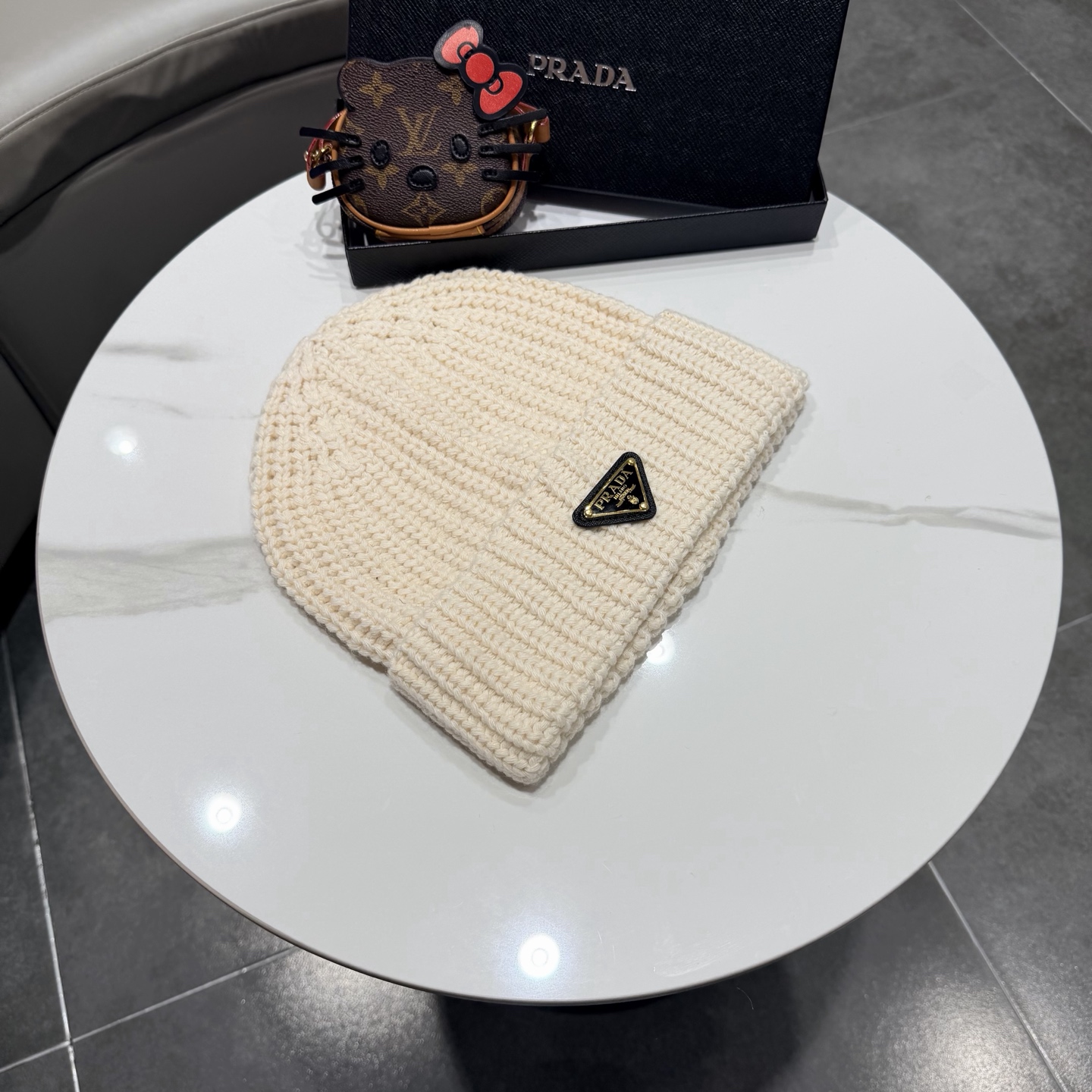 普拉达 Prada 🫓最新三角标 针织帽毛线帽女宽松冷帽，秋冬季保暖加厚 新款护耳针织帽