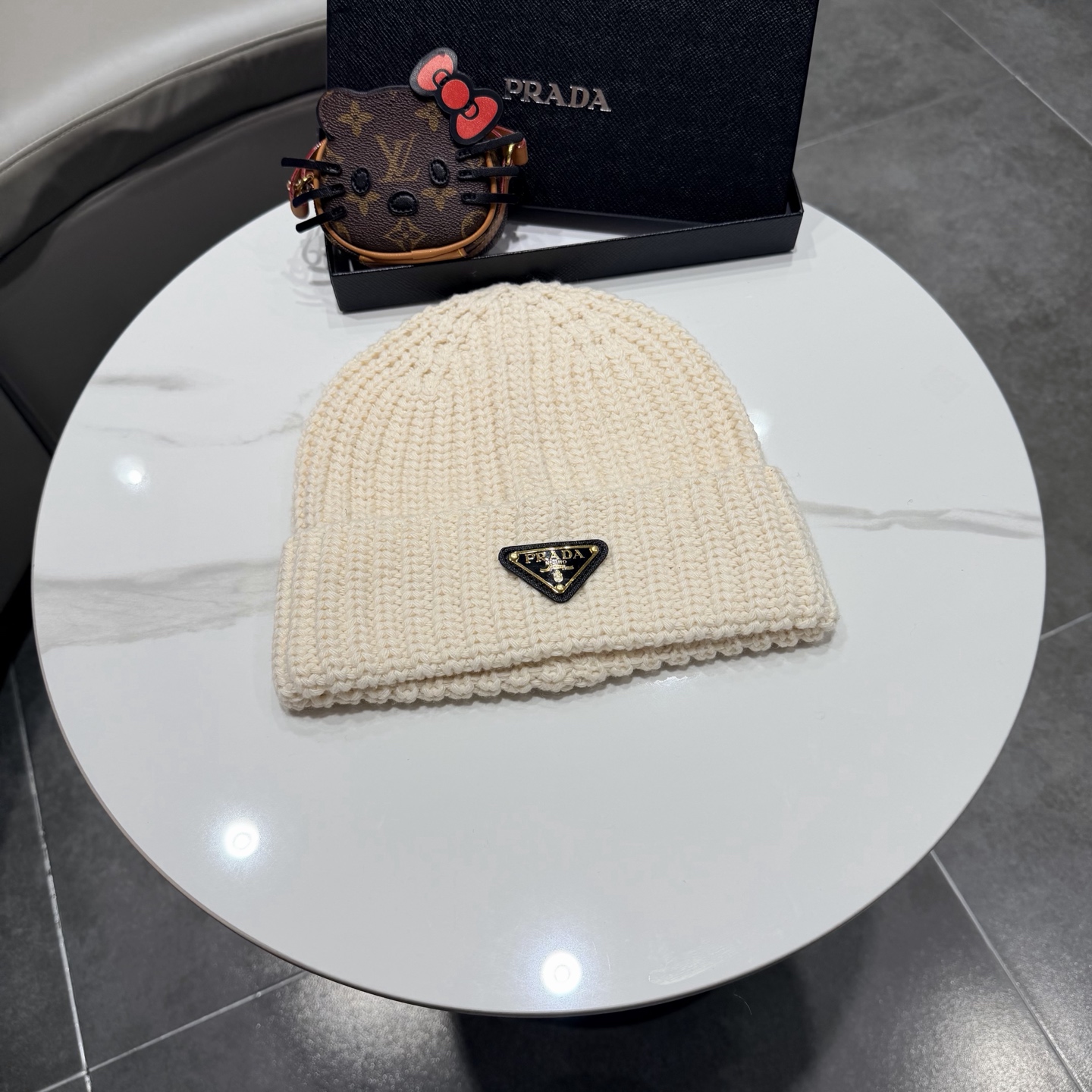 普拉达 Prada 🫓最新三角标 针织帽毛线帽女宽松冷帽,秋冬季保暖加厚 新款护耳针织帽 普拉达 Prada 🫓最新三角标 针织帽毛线帽女宽松冷帽,秋冬季保暖加厚 新款护耳针织帽