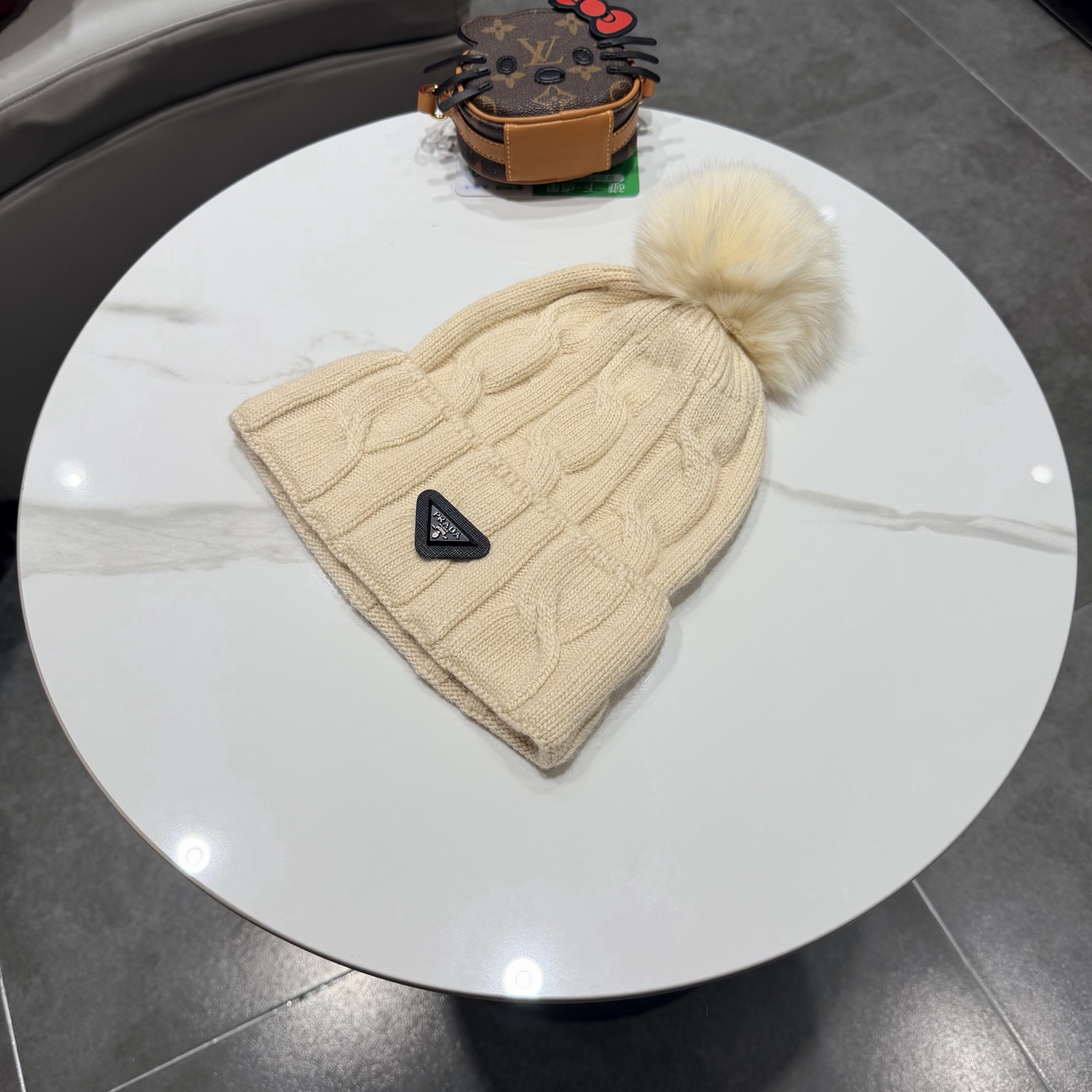 🧢普拉达PRADA👒 秋冬30%羊毛+70%兔毛新款配狐狸毛球专柜针织毛线帽，超火爆💖质感一流，出街超好搭配！减龄神器