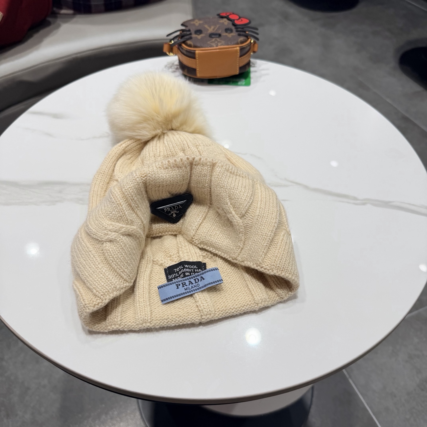 🧢普拉达PRADA👒 秋冬30%羊毛+70%兔毛新款配狐狸毛球专柜针织毛线帽，超火爆💖质感一流，出街超好搭配！减龄神器
