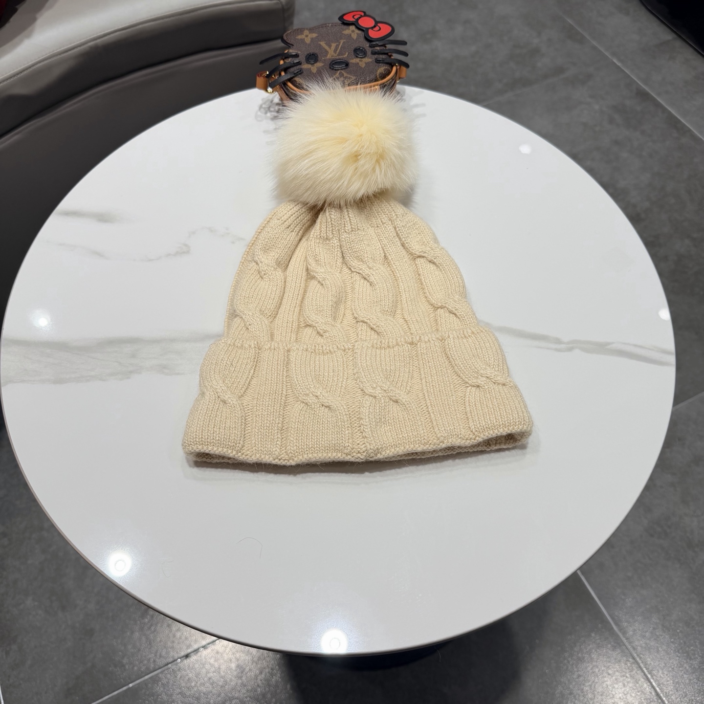 🧢普拉达PRADA👒 秋冬30%羊毛+70%兔毛新款配狐狸毛球专柜针织毛线帽，超火爆💖质感一流，出街超好搭配！减龄神器