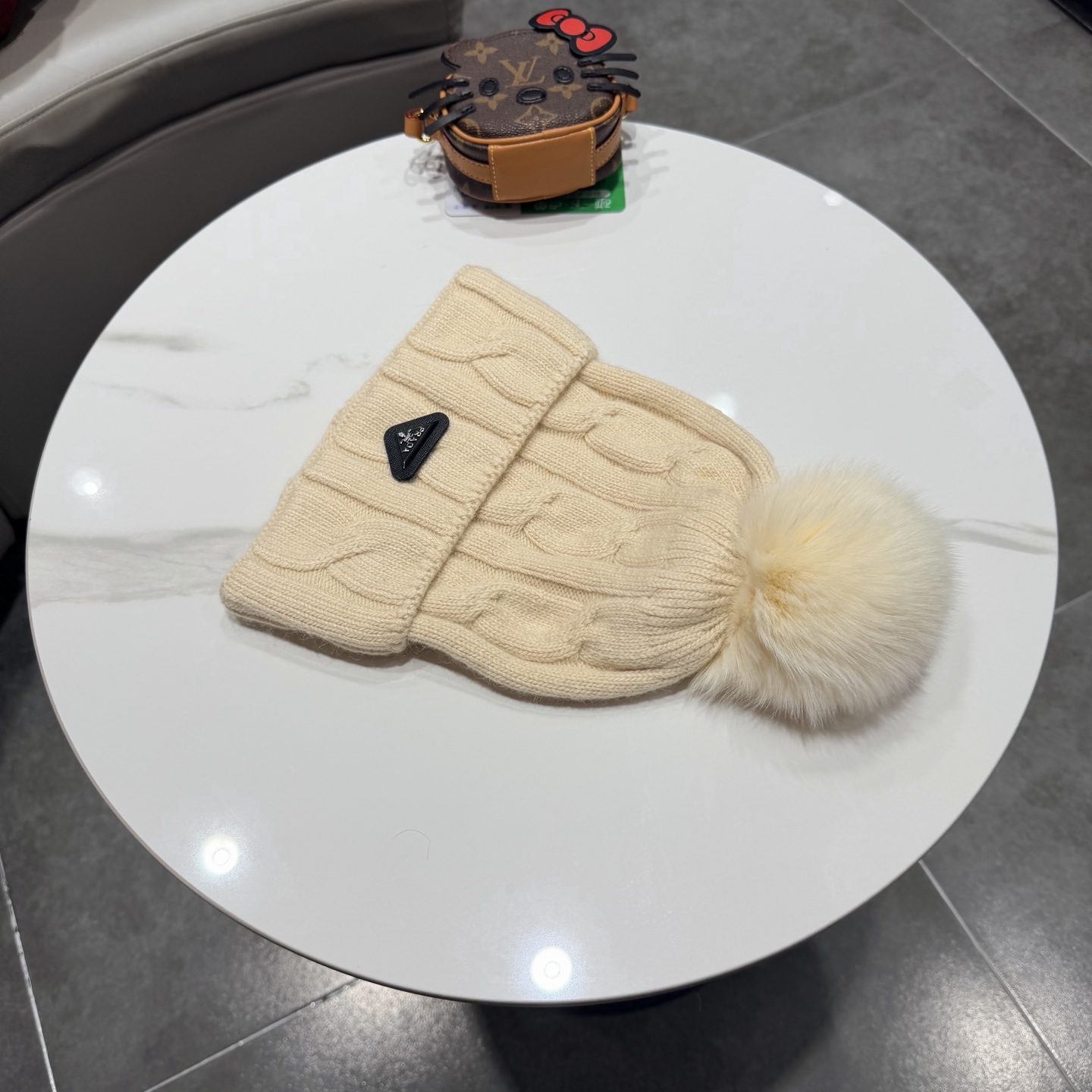 🧢普拉达PRADA👒 秋冬30%羊毛+70%兔毛新款配狐狸毛球专柜针织毛线帽，超火爆💖质感一流，出街超好搭配！减龄神器