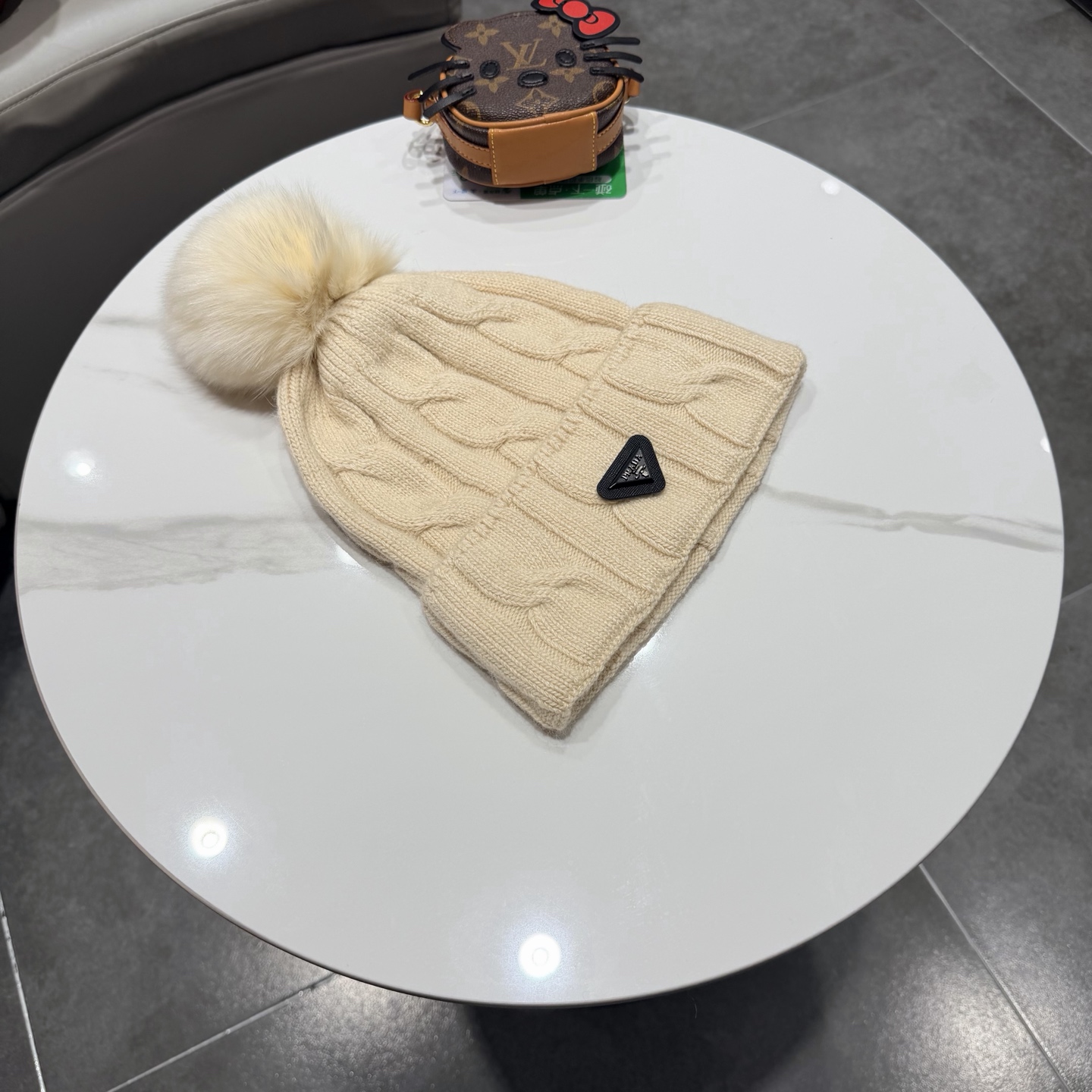 🧢普拉达PRADA👒 秋冬30%羊毛+70%兔毛新款配狐狸毛球专柜针织毛线帽，超火爆💖质感一流，出街超好搭配！减龄神器