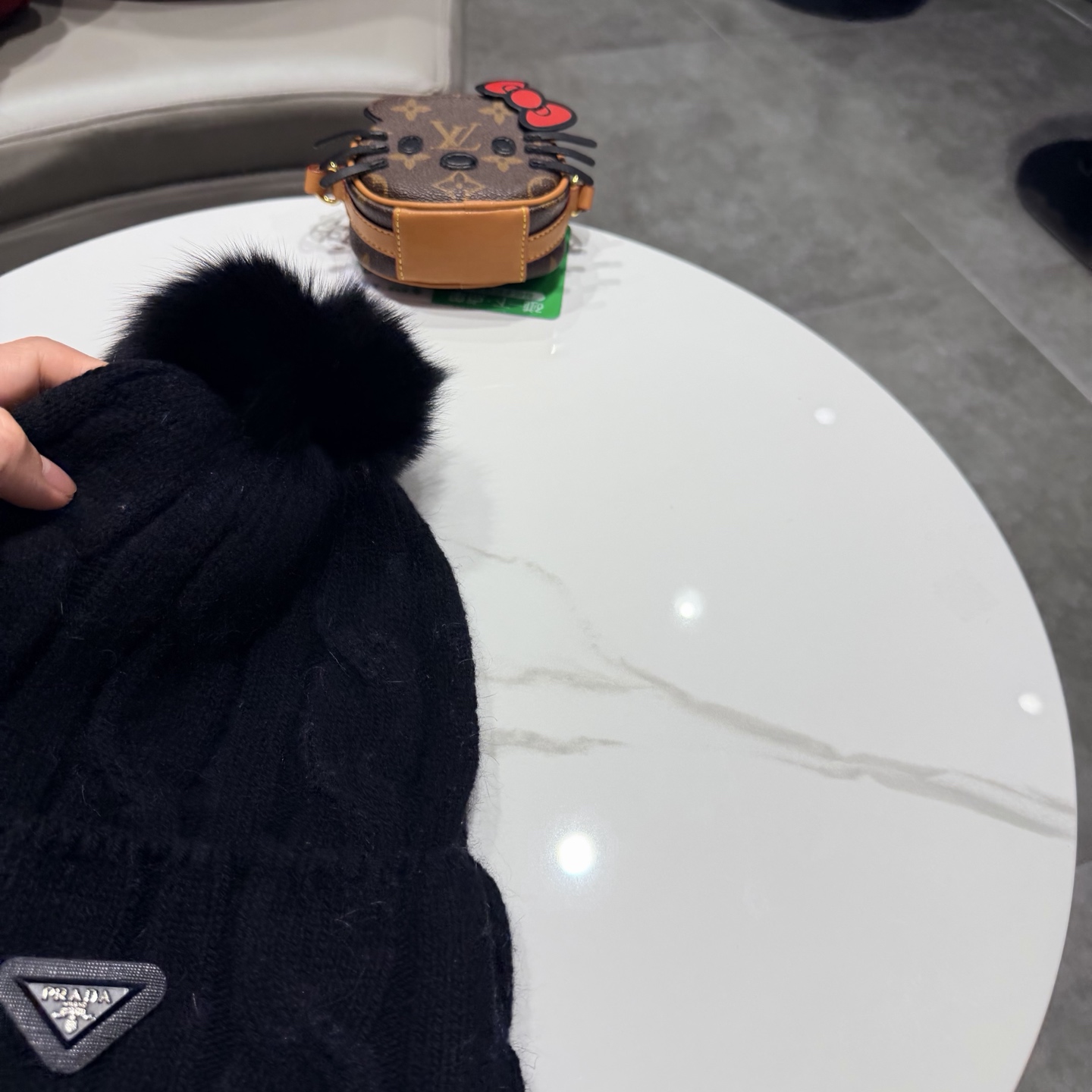 🧢普拉达PRADA👒 秋冬30%羊毛+70%兔毛新款配狐狸毛球专柜针织毛线帽，超火爆💖质感一流，出街超好搭配！减龄神器