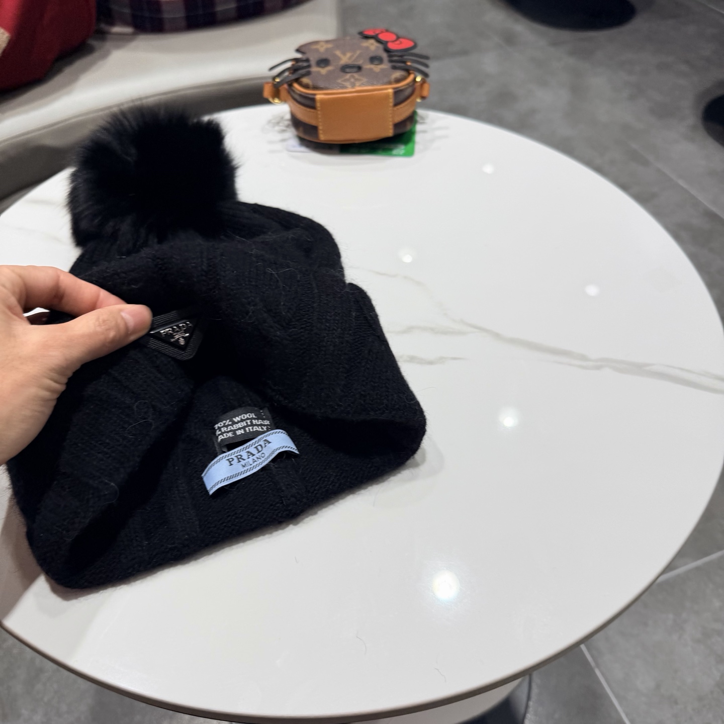 🧢普拉达PRADA👒 秋冬30%羊毛+70%兔毛新款配狐狸毛球专柜针织毛线帽，超火爆💖质感一流，出街超好搭配！减龄神器