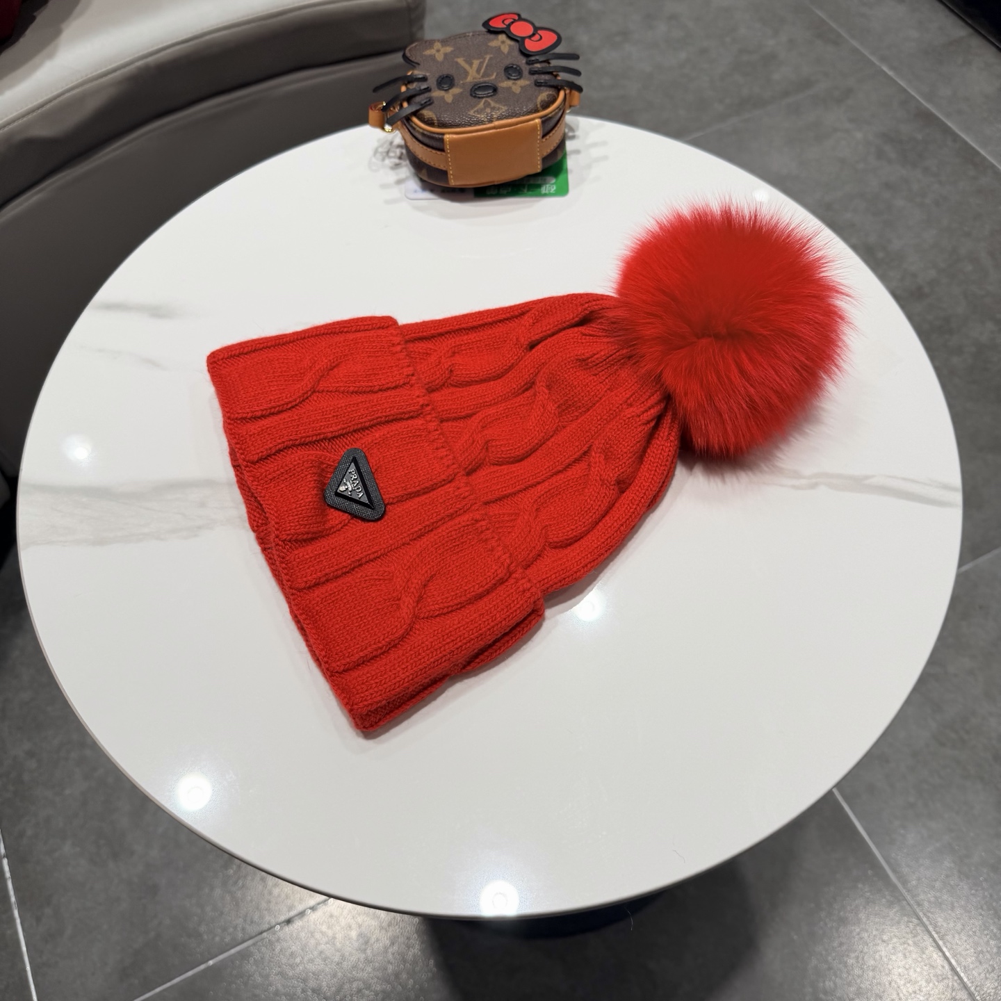🧢普拉达PRADA👒 秋冬30%羊毛+70%兔毛新款配狐狸毛球专柜针织毛线帽，超火爆💖质感一流，出街超好搭配！减龄神器
