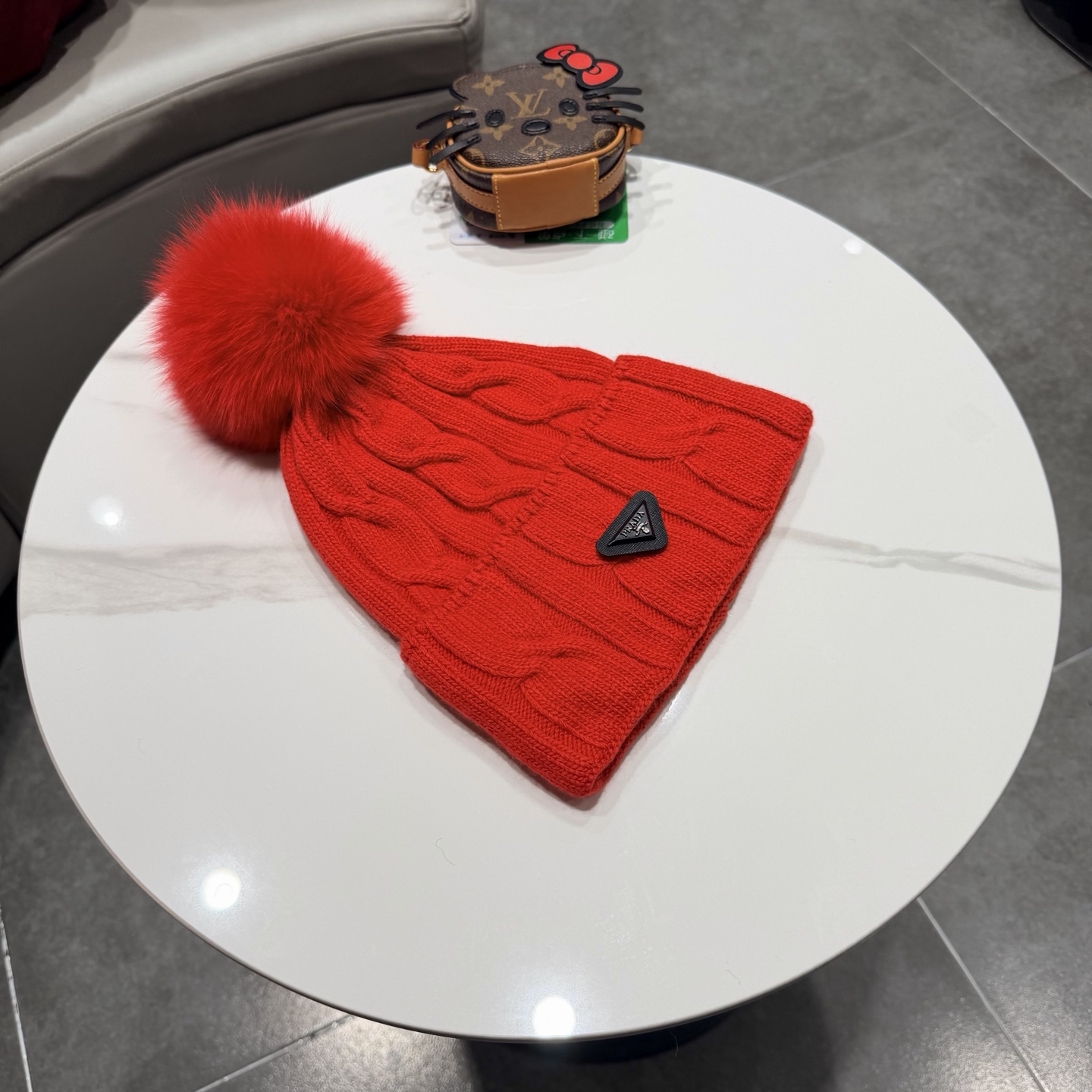 🧢普拉达PRADA👒 秋冬30%羊毛+70%兔毛新款配狐狸毛球专柜针织毛线帽，超火爆💖质感一流，出街超好搭配！减龄神器