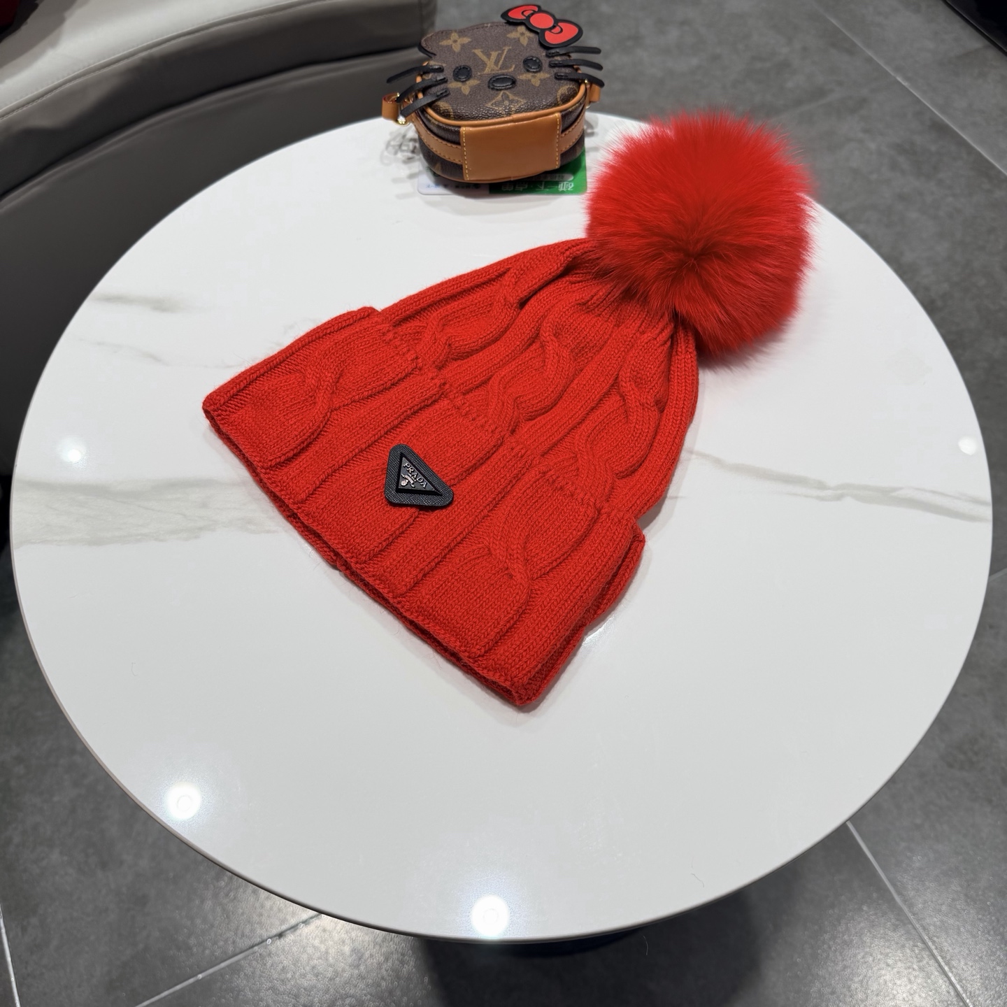 🧢普拉达PRADA👒 秋冬30%羊毛+70%兔毛新款配狐狸毛球专柜针织毛线帽，超火爆💖质感一流，出街超好搭配！减龄神器
