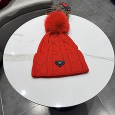 🧢普拉达PRADA👒 秋冬30%羊毛+70%兔毛新款配狐狸毛球专柜针织毛线帽,超火爆💖质感一流,出街超好搭配!减龄神器 🧢普拉达PRADA👒 秋冬30%羊毛+70%兔毛新款配狐狸毛球专柜针织毛线帽,超火爆💖质感一流,出街超好搭配!减龄神器