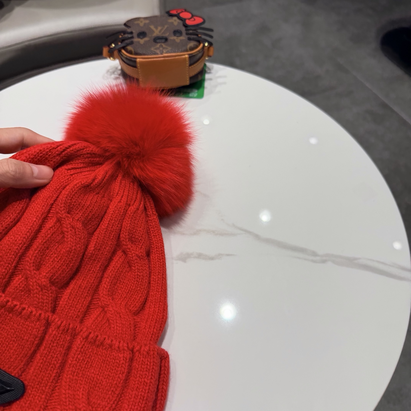 🧢普拉达PRADA👒 秋冬30%羊毛+70%兔毛新款配狐狸毛球专柜针织毛线帽，超火爆💖质感一流，出街超好搭配！减龄神器