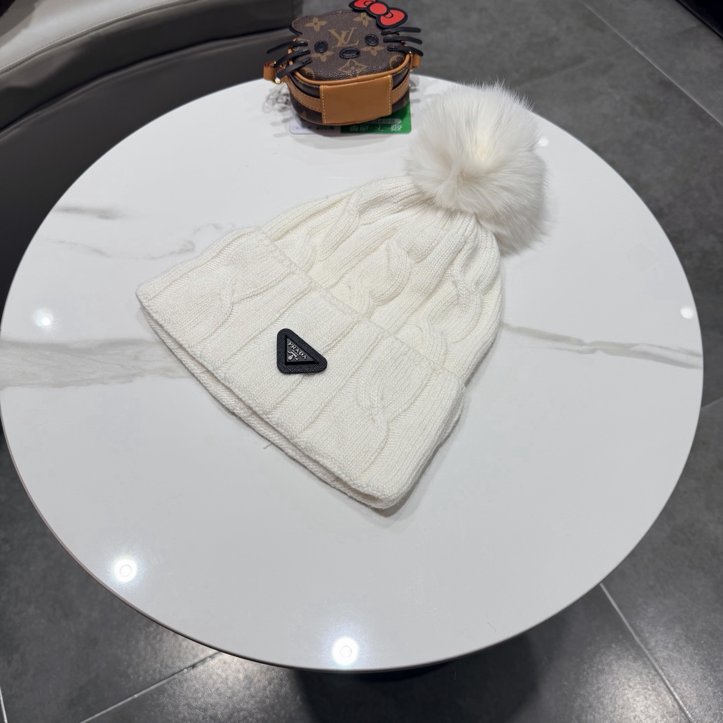 🧢普拉达PRADA👒 秋冬30%羊毛+70%兔毛新款配狐狸毛球专柜针织毛线帽，超火爆💖质感一流，出街超好搭配！减龄神器