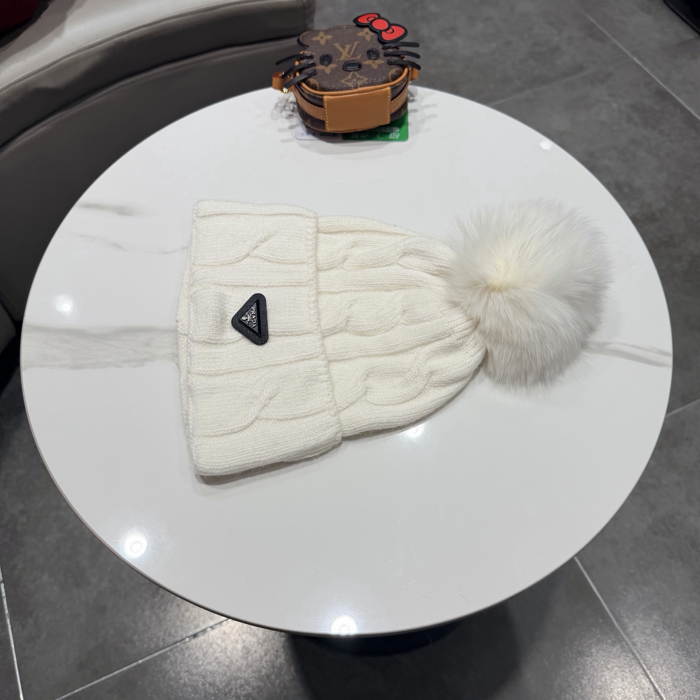 🧢普拉达PRADA👒 秋冬30%羊毛+70%兔毛新款配狐狸毛球专柜针织毛线帽，超火爆💖质感一流，出街超好搭配！减龄神器