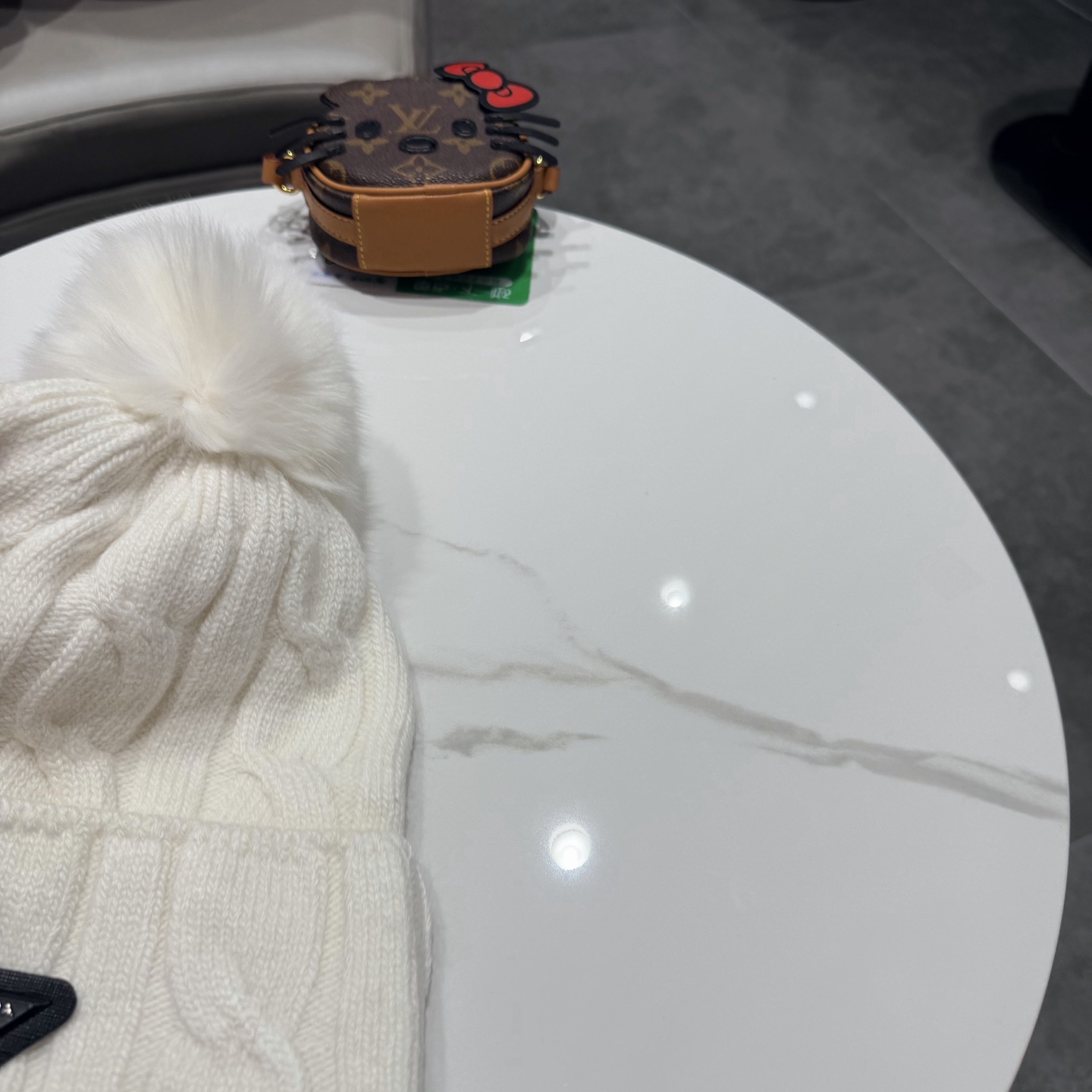 🧢普拉达PRADA👒 秋冬30%羊毛+70%兔毛新款配狐狸毛球专柜针织毛线帽，超火爆💖质感一流，出街超好搭配！减龄神器