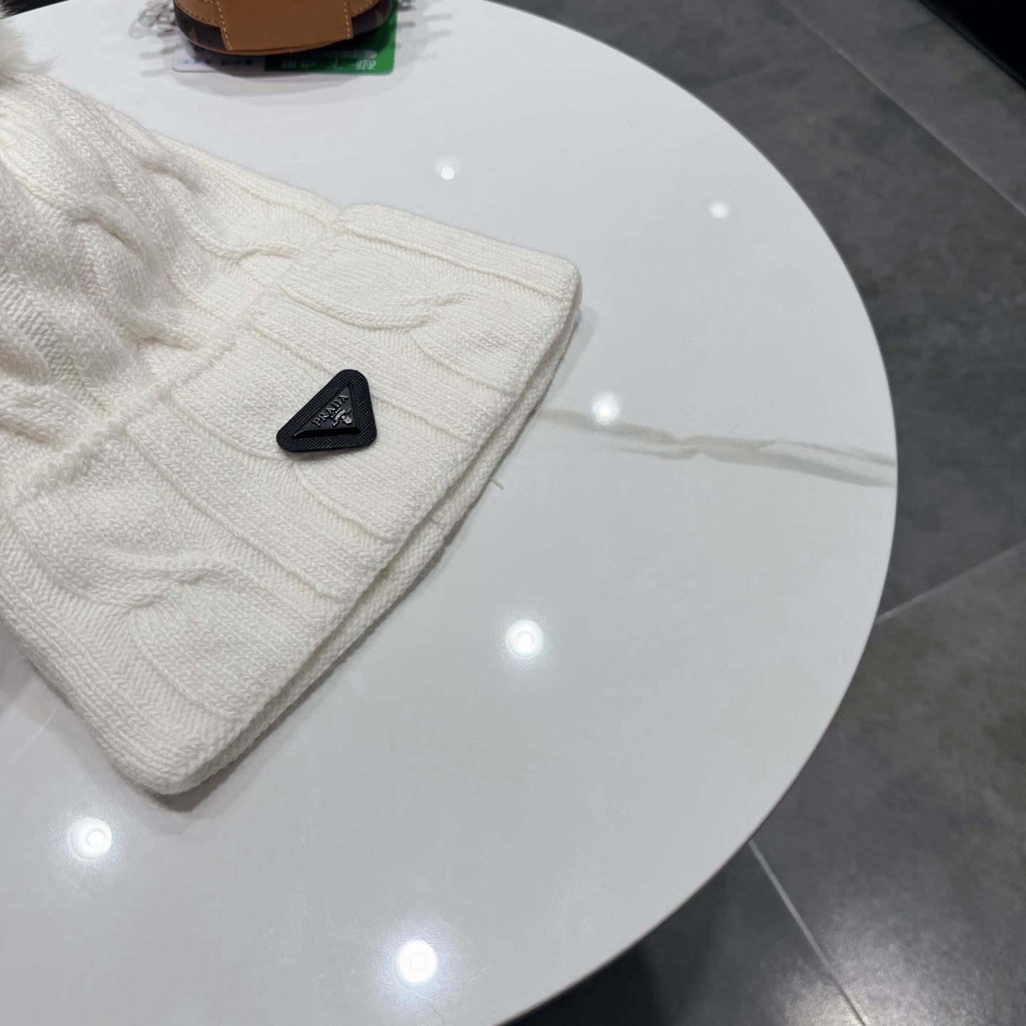 🧢普拉达PRADA👒 秋冬30%羊毛+70%兔毛新款配狐狸毛球专柜针织毛线帽，超火爆💖质感一流，出街超好搭配！减龄神器