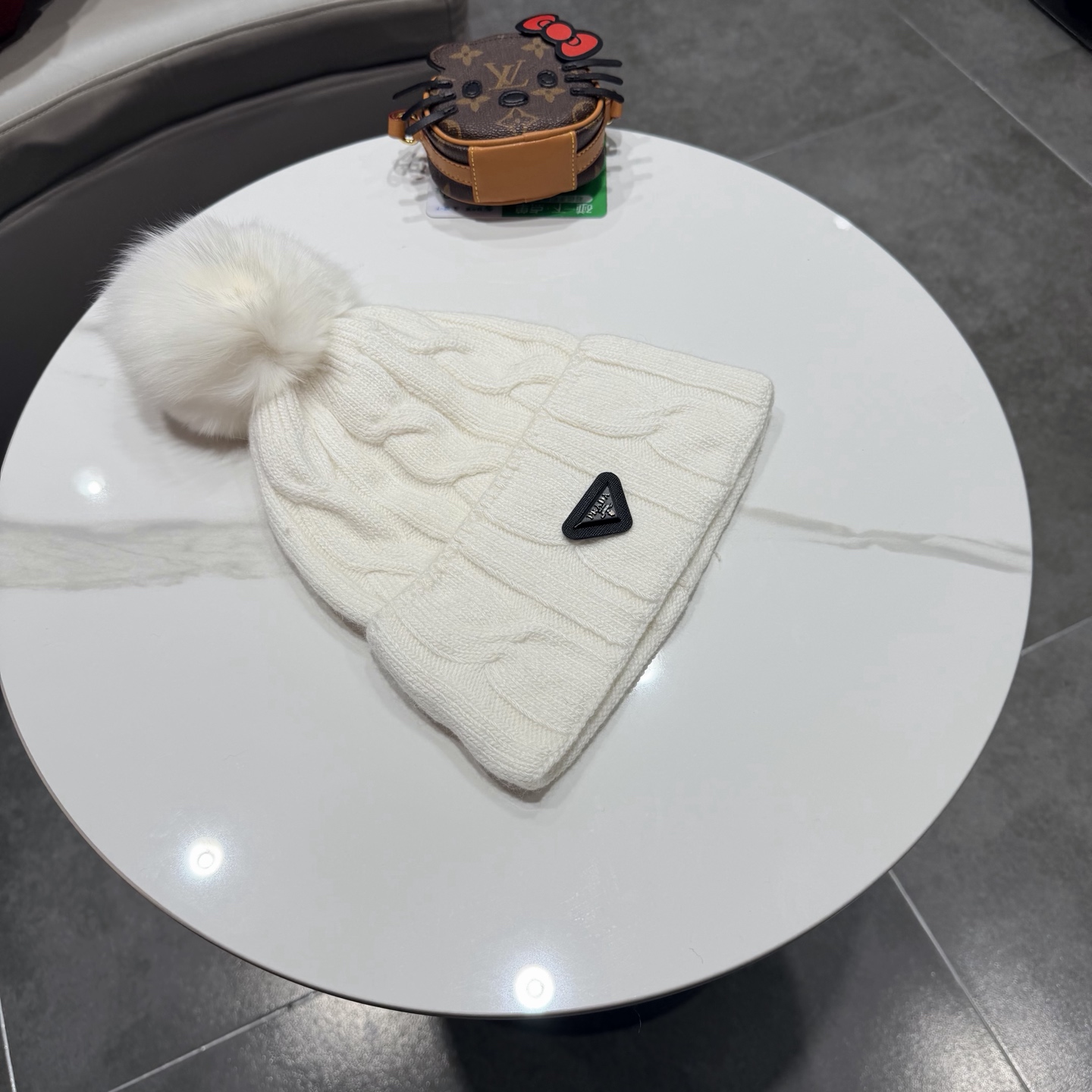 🧢普拉达PRADA👒 秋冬30%羊毛+70%兔毛新款配狐狸毛球专柜针织毛线帽，超火爆💖质感一流，出街超好搭配！减龄神器