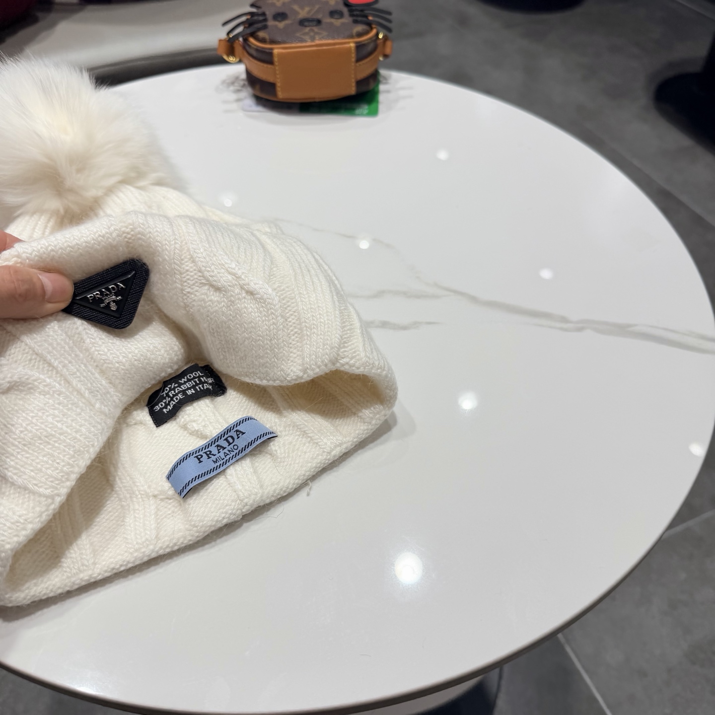 🧢普拉达PRADA👒 秋冬30%羊毛+70%兔毛新款配狐狸毛球专柜针织毛线帽，超火爆💖质感一流，出街超好搭配！减龄神器