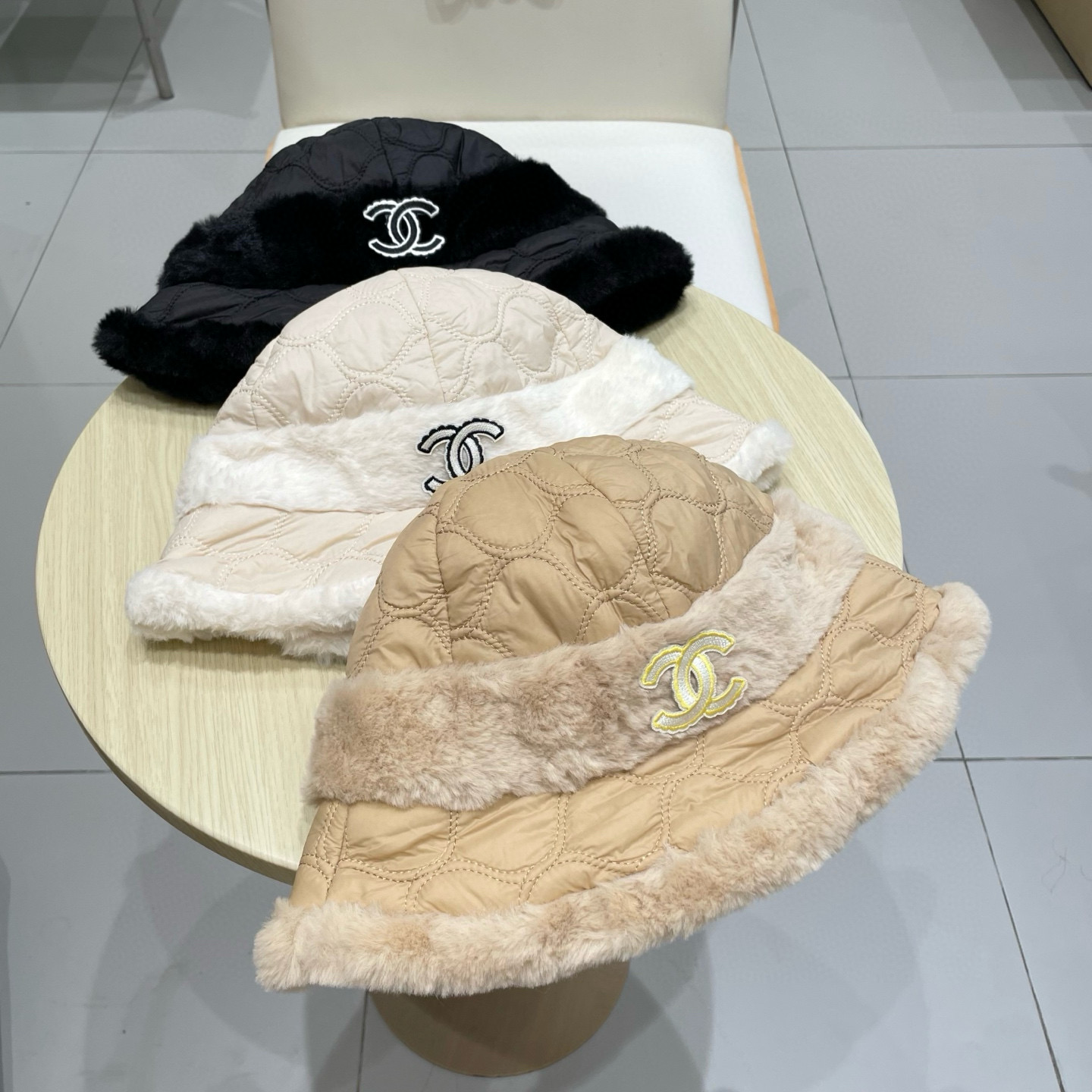 Chanel帽子女韩版金属爱心毛绒渔夫帽秋冬季羽绒棉柔软防寒保暖护耳盆帽