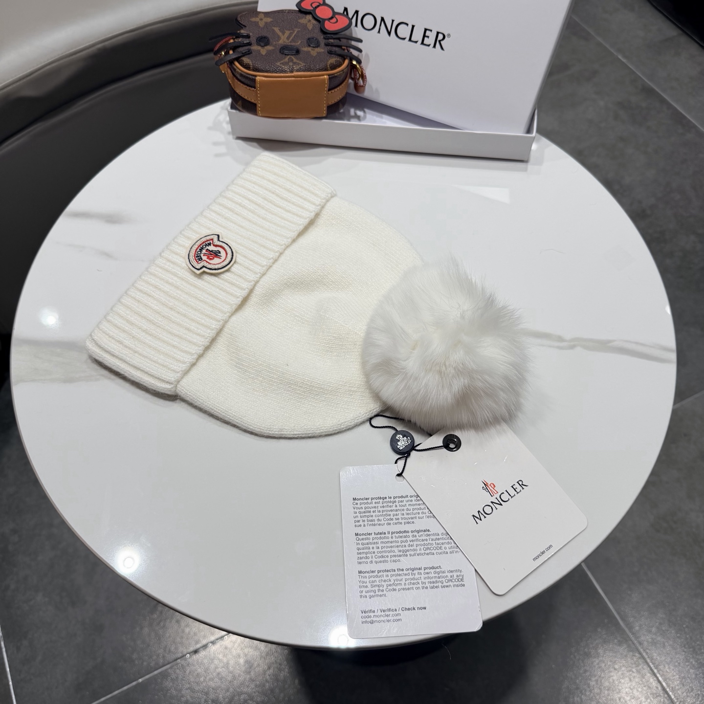 Moncler 蒙口套装秋冬款翻边羊毛针织毛线帽 高品质定制！这款必定是极简主义的最爱 干净，利索，时尚百搭，绝对不挑脸