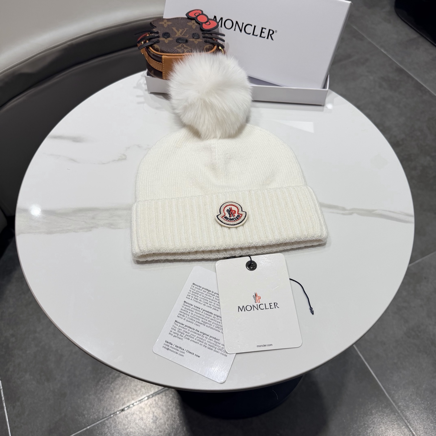 Moncler 蒙口套装秋冬款翻边羊毛针织毛线帽 高品质定制!这款必定是极简主义的最爱 干净,利索,时尚百搭,绝对不挑脸 Moncler 蒙口套装秋冬款翻边羊毛针织毛线帽 高品质定制!这款必定是极简主义的最爱 干净,利索,时尚百搭,绝对不挑脸