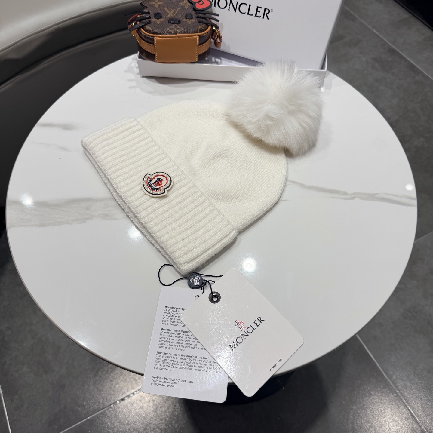 Moncler 蒙口套装秋冬款翻边羊毛针织毛线帽 高品质定制！这款必定是极简主义的最爱 干净，利索，时尚百搭，绝对不挑脸