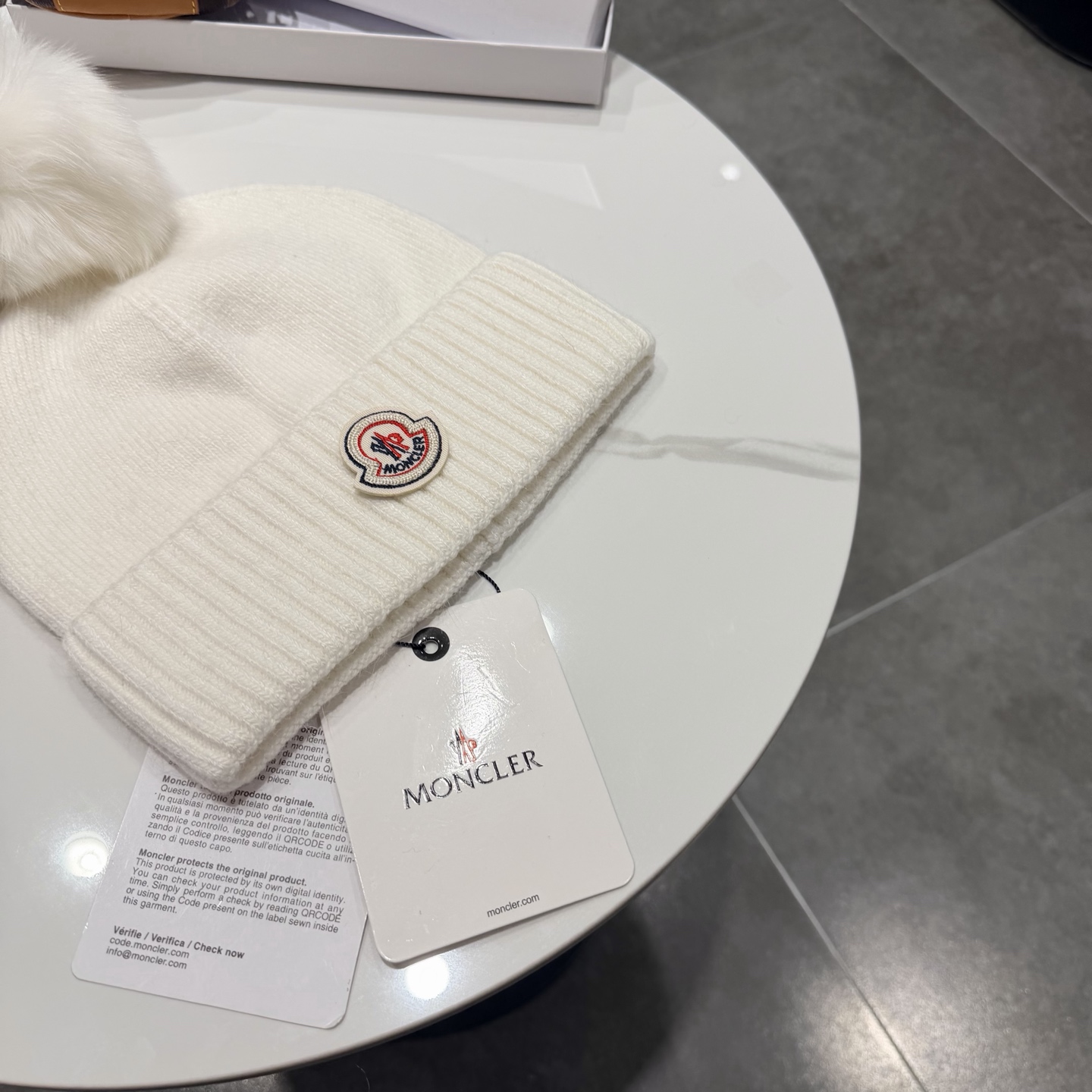 Moncler 蒙口套装秋冬款翻边羊毛针织毛线帽 高品质定制！这款必定是极简主义的最爱 干净，利索，时尚百搭，绝对不挑脸