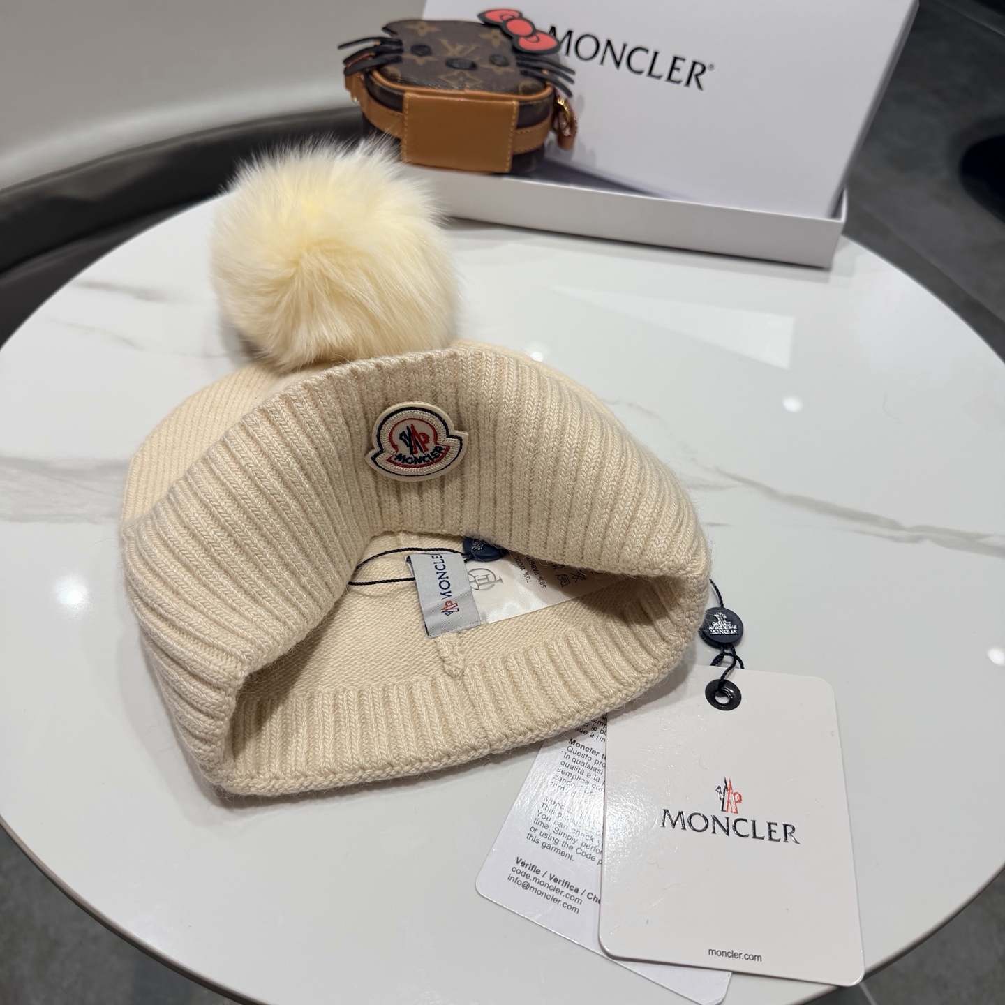 Moncler 蒙口套装秋冬款翻边羊毛针织毛线帽 高品质定制！这款必定是极简主义的最爱 干净，利索，时尚百搭，绝对不挑脸