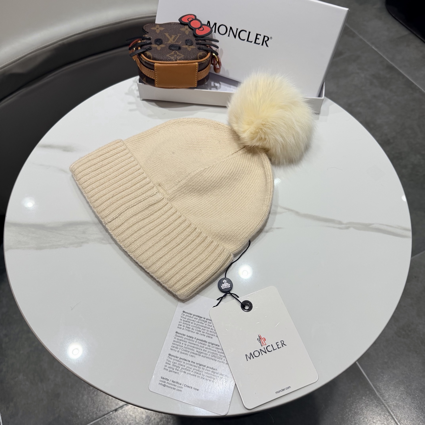 Moncler 蒙口套装秋冬款翻边羊毛针织毛线帽 高品质定制！这款必定是极简主义的最爱 干净，利索，时尚百搭，绝对不挑脸