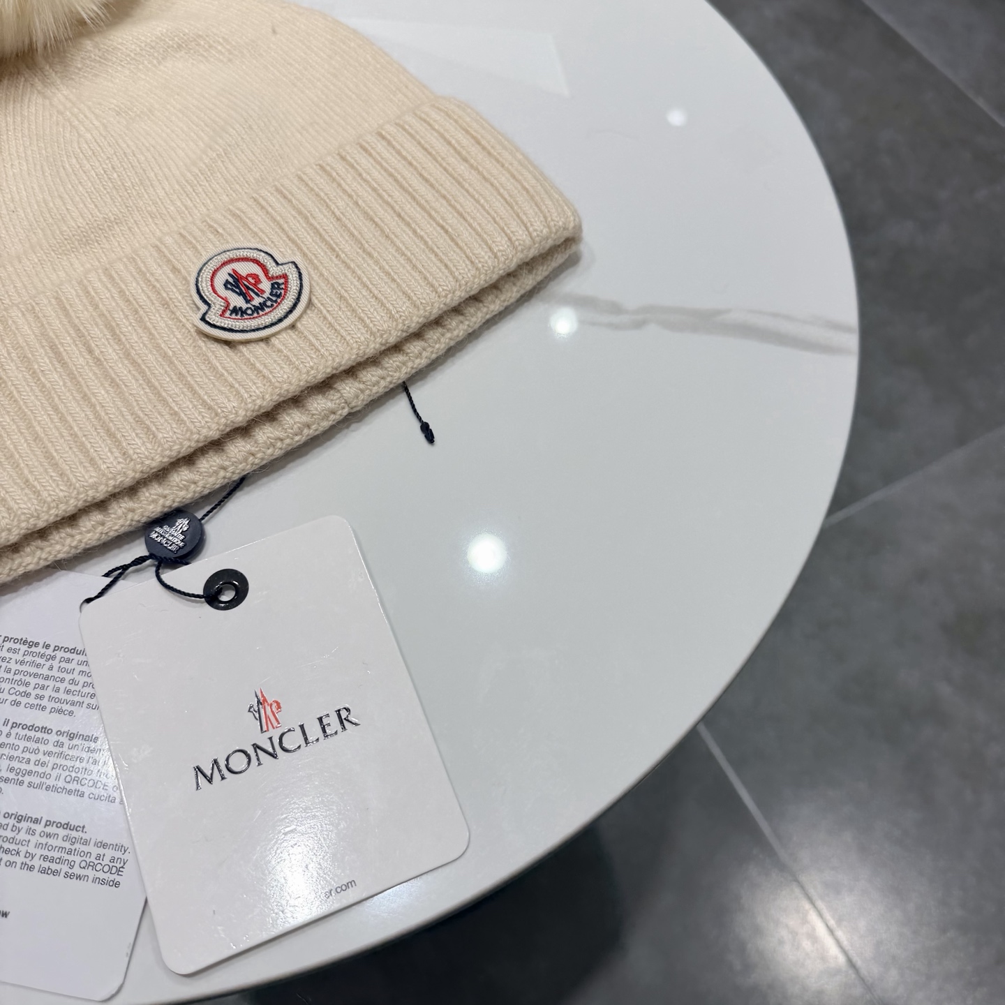 Moncler 蒙口套装秋冬款翻边羊毛针织毛线帽 高品质定制！这款必定是极简主义的最爱 干净，利索，时尚百搭，绝对不挑脸