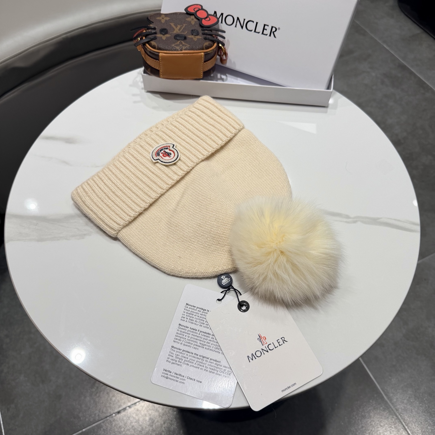 Moncler 蒙口套装秋冬款翻边羊毛针织毛线帽 高品质定制！这款必定是极简主义的最爱 干净，利索，时尚百搭，绝对不挑脸