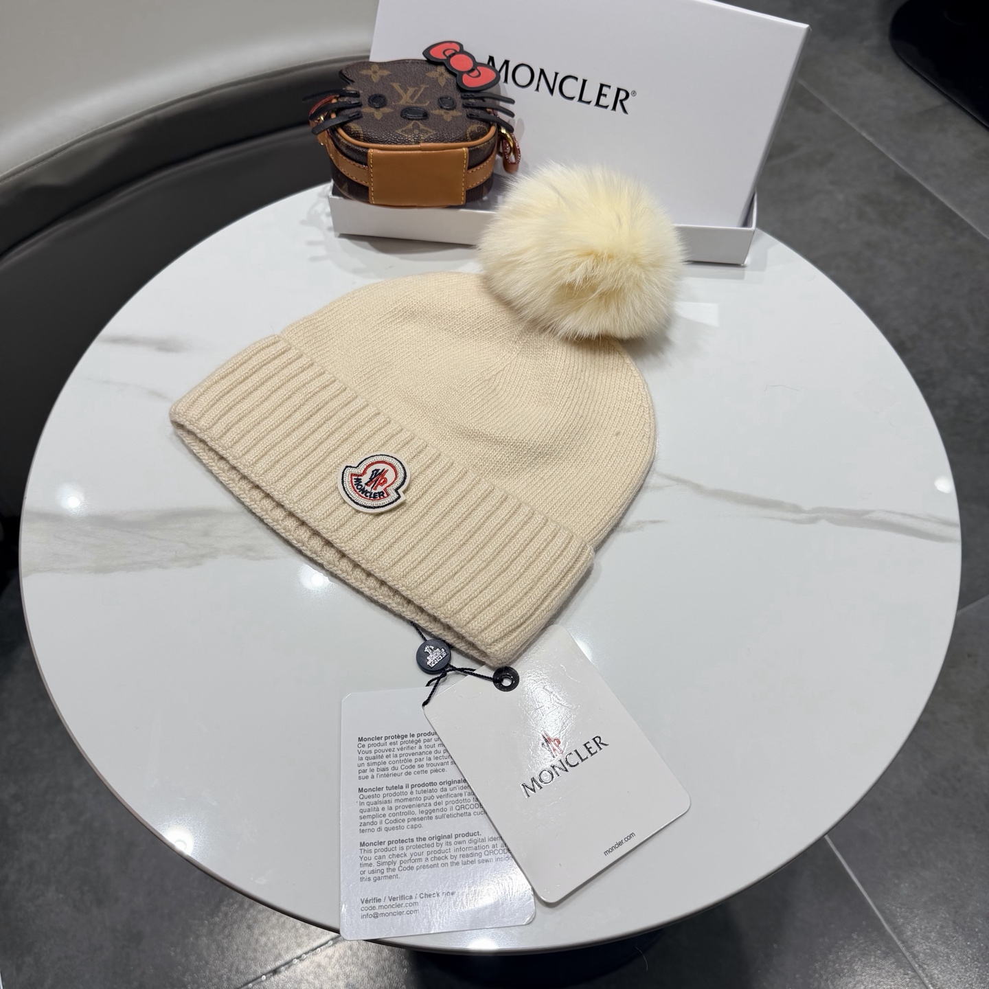 Moncler 蒙口套装秋冬款翻边羊毛针织毛线帽 高品质定制！这款必定是极简主义的最爱 干净，利索，时尚百搭，绝对不挑脸