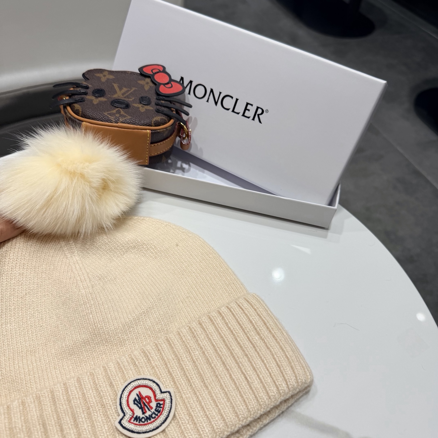 Moncler 蒙口套装秋冬款翻边羊毛针织毛线帽 高品质定制！这款必定是极简主义的最爱 干净，利索，时尚百搭，绝对不挑脸