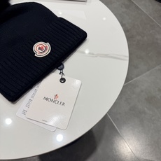 Moncler 蒙口套装秋冬款翻边羊毛针织毛线帽 高品质定制!这款必定是极简主义的最爱 干净,利索,时尚百搭,绝对不挑脸 Moncler 蒙口套装秋冬款翻边羊毛针织毛线帽 高品质定制!这款必定是极简主义的最爱 干净,利索,时尚百搭,绝对不挑脸