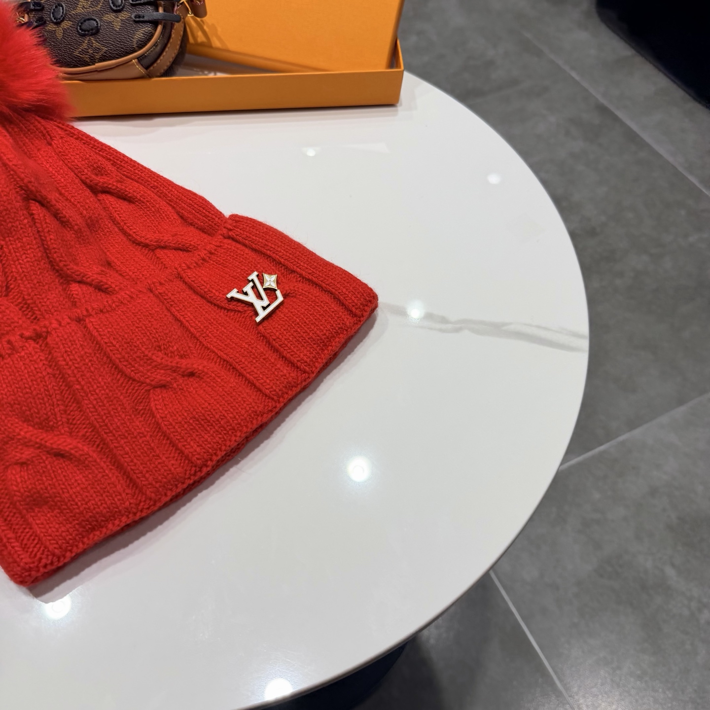 Lv路易斯新款针织毛线帽配狐狸毛球。30%羊毛+70%兔毛