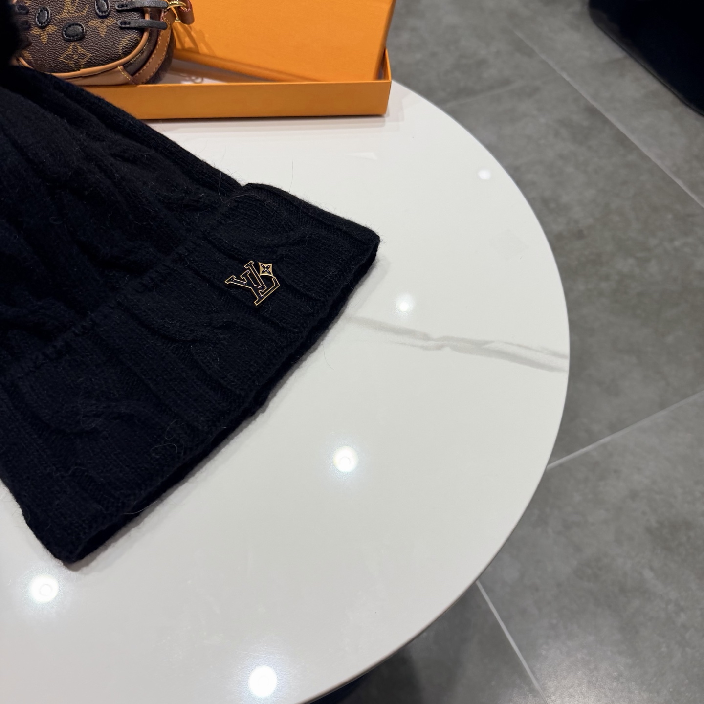 Lv路易斯新款针织毛线帽配狐狸毛球。30%羊毛+70%兔毛