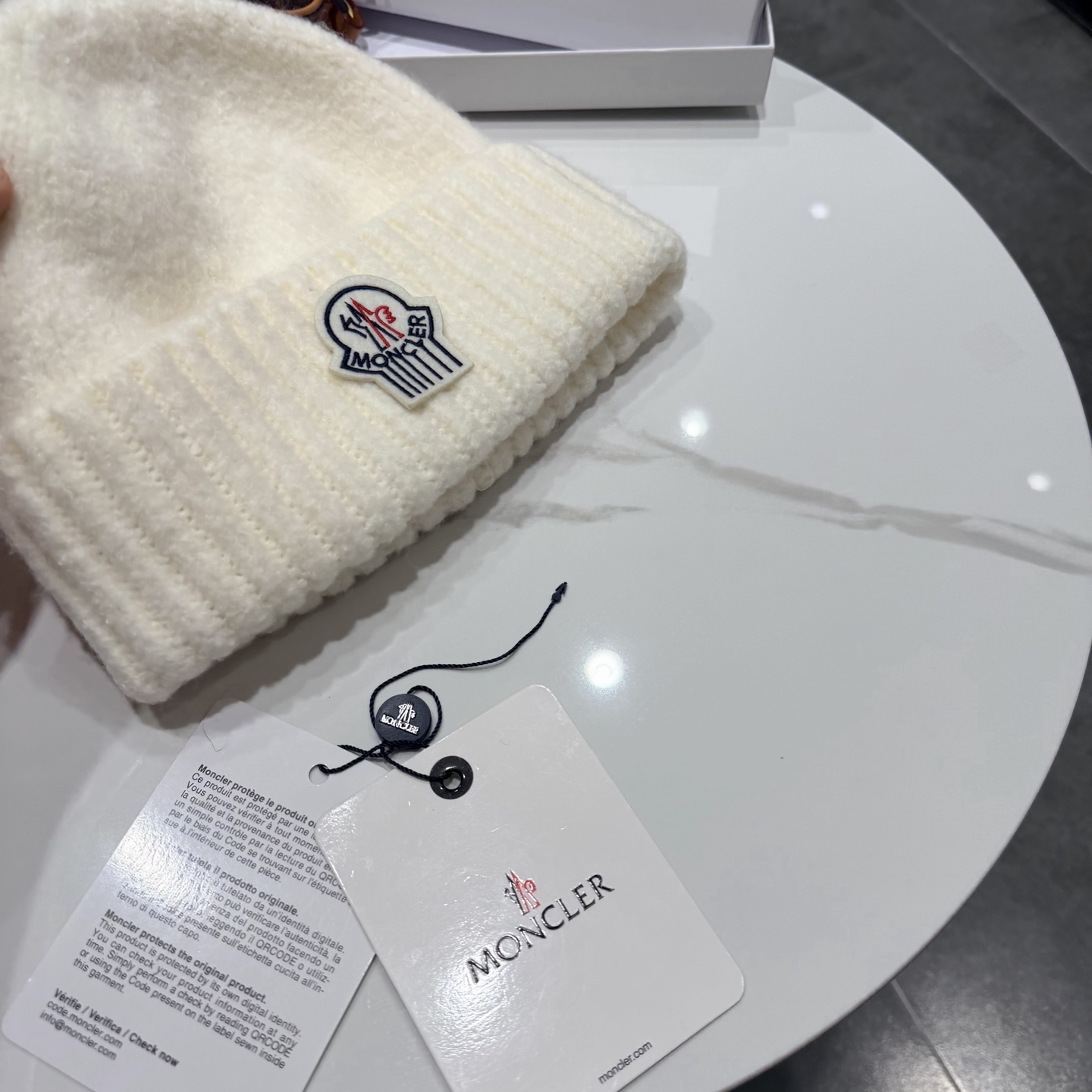 蒙口Moncler盟可睐💥官网经典针织帽，原单复刻.非常柔软亲肤，弹性很好💓有质感又非常百搭的款式~保暖的  羊绒毛线帽