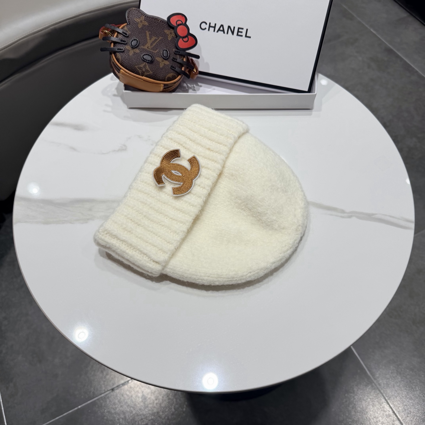 Chanel官网品质香奈儿秋冬网红时尚博主推荐款毛线帽，手感超柔软舒适的针织线帽，弹性极佳！