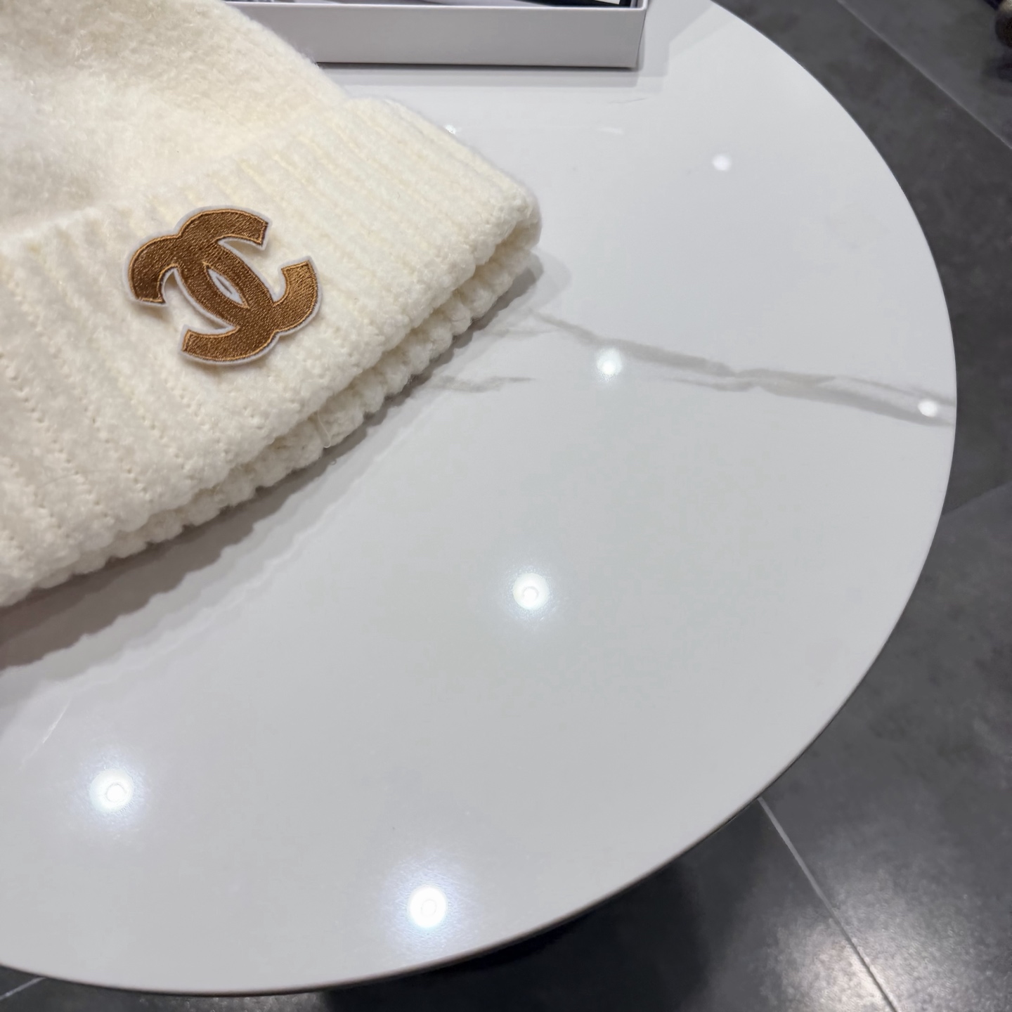 Chanel官网品质香奈儿秋冬网红时尚博主推荐款毛线帽，手感超柔软舒适的针织线帽，弹性极佳！
